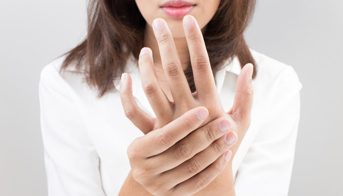 Twitching Middle Finger Explained by Doctor; When to SEE Doctor » Scary  Symptoms