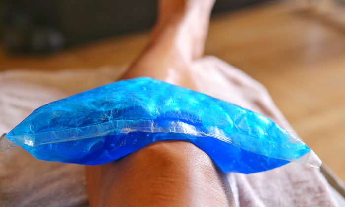 ice pack on hurting knee