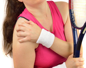 tennis player with hurting shoulder